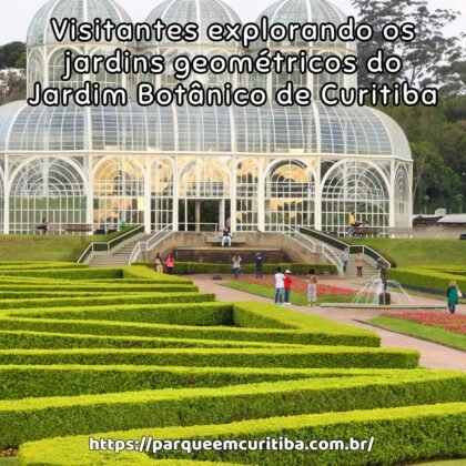 Visitantes explorando os jardins geométricos do Jardim Botânico de Curitiba