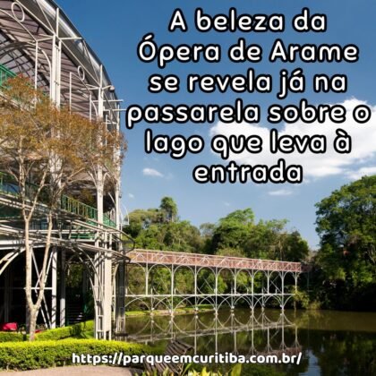 A beleza da Ópera de Arame se revela já na passarela sobre o lago que leva à entrada